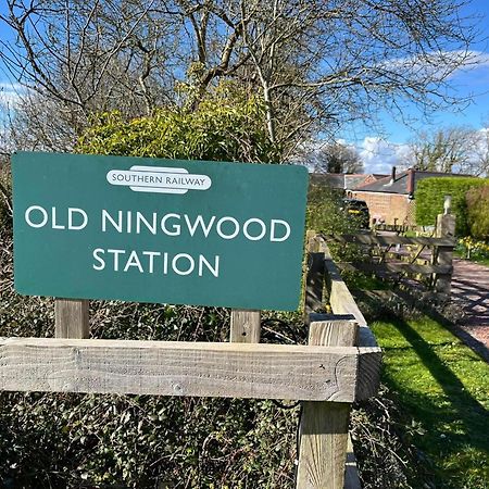 Old Ningwood Station Bed & Breakfast, Ningwood, Isle Of Wight Po41 0Tg Brook  ภายนอก รูปภาพ